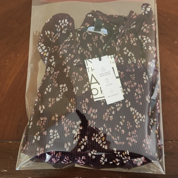 41 Hawthorn Burgandy Flowy Floral Sheer Top Medium Petite - Picture 4 of 12